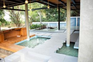 Bazén v ubytování Ibbankatuwa Lake Resort nebo v jeho okolí