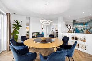 O zonă de relaxare la Eksklusiv Ferieoase Med Plads Til Hele Familien, Med Udsigt Til Fjorden