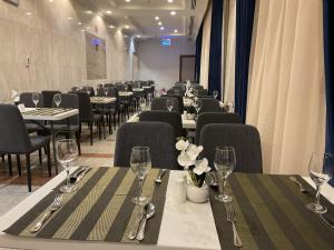 Εστιατόριο ή άλλο μέρος για φαγητό στο Al Ansar Platinum Hotel فندق الأنصار بلاتينوم +27 φωτογραφίες