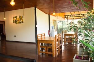 Restaurace v ubytování Ibbankatuwa Lake Resort