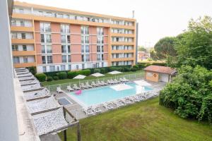 La pileta dentro o cerca de Comfort Aparthotel Toulouse Métropole