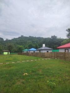 Φυσικό τοπίο κοντά σε οργανωμένο κάμπινγκ