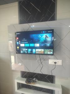 Μια τηλεόραση ή/και κέντρο ψυχαγωγίας στο Himjoy resort +34 φωτογραφίες