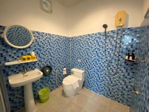 baño de azulejos azules con ducha y aseo en Suntalee House, en Nai Yang Beach 141 fotos más