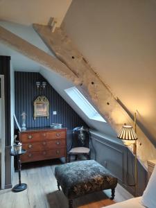 Ένα ή περισσότερα κρεβάτια σε δωμάτιο στο La Demeure du Collectionneur