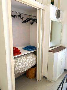 a closet with a mirror and a bed in it at Villa Flower Holiday Torre Canne - 5min dalla spiaggia in Torre Canne