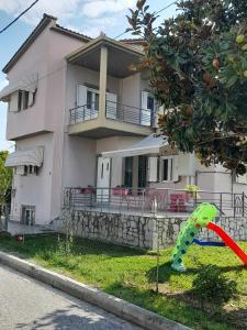 Το κτήριο όπου στεγάζεται  η παραθεριστική κατοικία