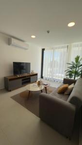a living room with a couch and a coffee table at Refugio de lujo Piscina con Vistas panorámicas in Encarnación