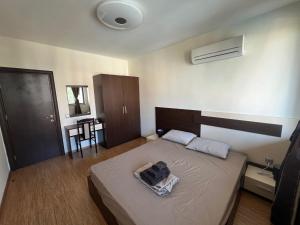 En eller flere senge i et værelse på Camping Gradina Sunny Bay Appartment + 2 billeder