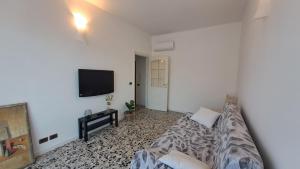 a living room with a couch and a flat screen tv at Oxi in Modena