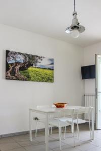 TV a/nebo společenská místnost v ubytování Borgo Tortorella by IL PUMO DI PUGLIA