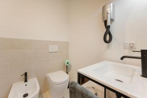 Et badeværelse på Moderna stanza 2 con terrazza vicino alla Stazione + 21 billeder