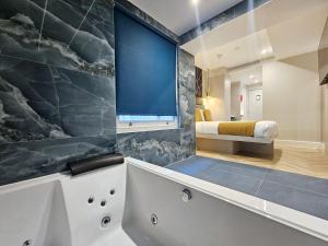 een badkamer met een bad en een bed in een kamer bij Hotel London in Londen +18 foto's