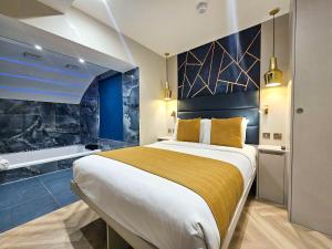 een slaapkamer met een groot bed en een bad bij Hotel London in Londen