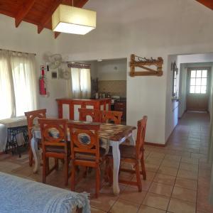 a kitchen and dining room with a table and chairs at die lavendel chalet in Villa General Belgrano