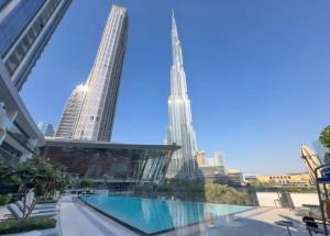 Bazén v ubytování Grande-5703,2 BHK Down Town, Dubai nebo v jeho okolí