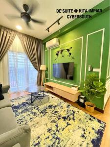 DE SUITE Kita Impian Cybersouth في كامبونج دنغكيل: غرفة معيشة مع جدار أخضر مع تلفزيون
