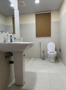 Ένα μπάνιο στο Chic Turquoise Apt - Self Checkin , Imtiaz Mall & Dining