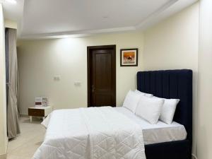 Ένα ή περισσότερα κρεβάτια σε δωμάτιο στο Chic Turquoise Apt - Self Checkin , Imtiaz Mall & Dining