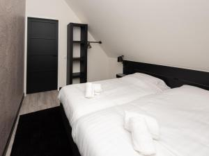 Ένα ή περισσότερα κρεβάτια σε δωμάτιο στο Luxury apartment in Renesse with infrared sauna