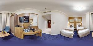 Μια τηλεόραση ή/και κέντρο ψυχαγωγίας στο Al Ansar Platinum Hotel فندق الأنصار بلاتينوم