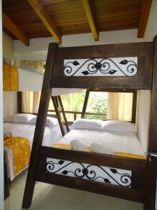 two bunk beds in a room with a window at Cabaña Campestre Bellavista in Paipa