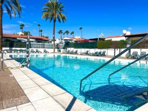 Πισίνα στο ή κοντά στο Oasis Beach Home II - Your Private Retreat with Jacuzzi