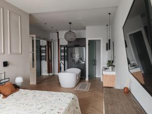 a bedroom with a tub and a bathroom with a bed at alojamiento Premium Ribadesella Vistas al Mar in Ribadesella