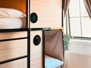 una habitación con una litera y una ventana en Gardiner House Hostel, en Dublín