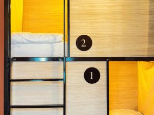 puerta entreabierta de una litera en una habitación en Gardiner House Hostel, en Dublín