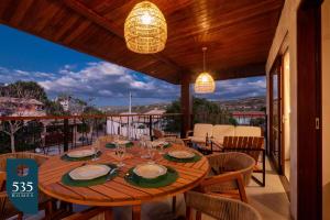 ムクジェーにあるFique em apartamento 2 quartos no centro de Mucugêの木製テーブルと椅子が備わる眺めの良いパティオ