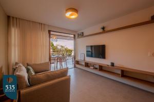 ムクジェーにあるFique em apartamento 2 quartos no centro de Mucugêの薄型テレビとソファのあるリビングルーム