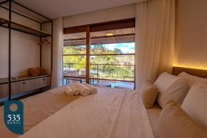 ムクジェーにあるFique em apartamento 2 quartos no centro de Mucugêのベッドとタオル2枚のある寝室