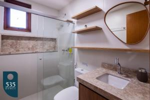 ムクジェーにあるFique em apartamento 2 quartos no centro de Mucugêのシャワー、洗面台、鏡を備えたバスルーム +82枚の写真