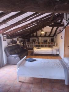 En eller flere senge i et værelse på 643km landa etxea + 54 billeder