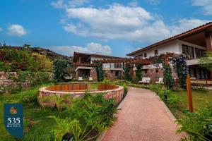 ムクジェーにあるFique em apartamento 2 quartos no centro de Mucugêの庭中の噴水付き家