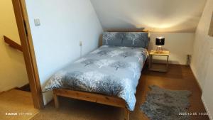 una camera con un letto in una piccola stanza di Ruhiges Elbhäuschen nahe Hamburg a Hollern-Twielenfleth