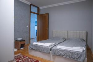 una camera con un letto e una camera con una porta di 111 Spot Apartment a Prizren