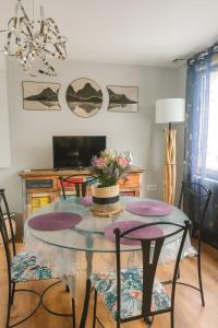 une salle à manger avec une table et des chaises dans l'établissement Maison Chardonnerets - Poitiers, à Biard