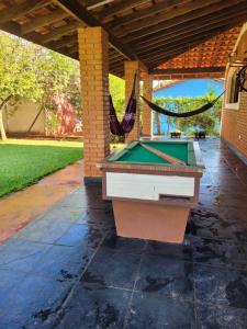 ボイトゥヴァにあるChácara Recanto Verde - Condomínio Vitassay- Boituvaのパティオ(ビリヤード台付)