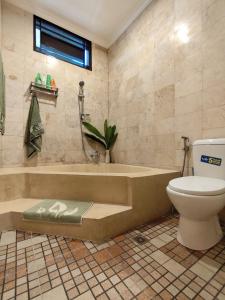 Et badeværelse på Villa Jasmine 2BR with pool