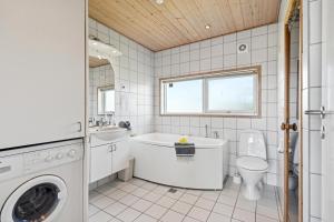 Feriehus 1143 في Nørby: حمام مع حوض استحمام ومرحاض ومغسلة