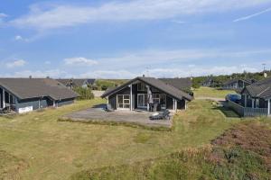 Feriehus 1143 في Nørby: اطلاله هوائيه على منزل مع ساحه كبيره