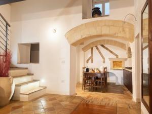 een keuken en eetkamer met een boog en een tafel bij Hotel San Giorgio in Matera +78 foto's