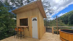 Μπαλκόνι ή βεράντα στο Tinaja, río y bosque en Conguillío