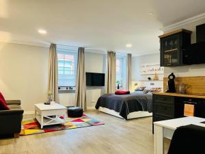 Телевизор и/или развлекательный центр в Schöne Ferienwohnungen teilweise mit Dachterrasse im Herzen von Itzehoe