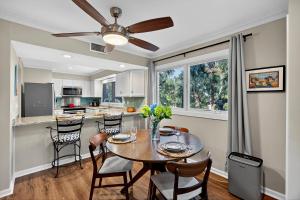 Η κουζίνα ή μικρή κουζίνα στο SG6A: 6A Seagrove Villa