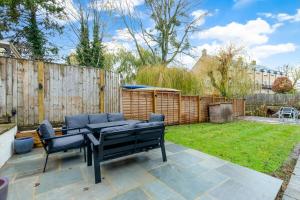 un patio avec une table et des chaises et une clôture dans l'établissement Stunning One Bed - Central Witney, à Eynsham 5 autres photos