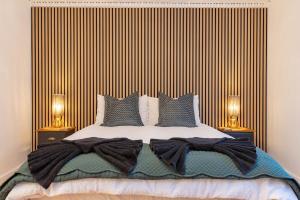 une chambre avec un lit avec deux lampes sur deux côtés dans l'établissement Stunning One Bed - Central Witney, à Eynsham