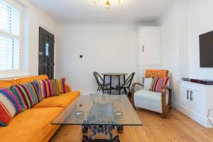 un salon avec un canapé et une table dans l'établissement Stunning One Bed - Central Witney, à Eynsham